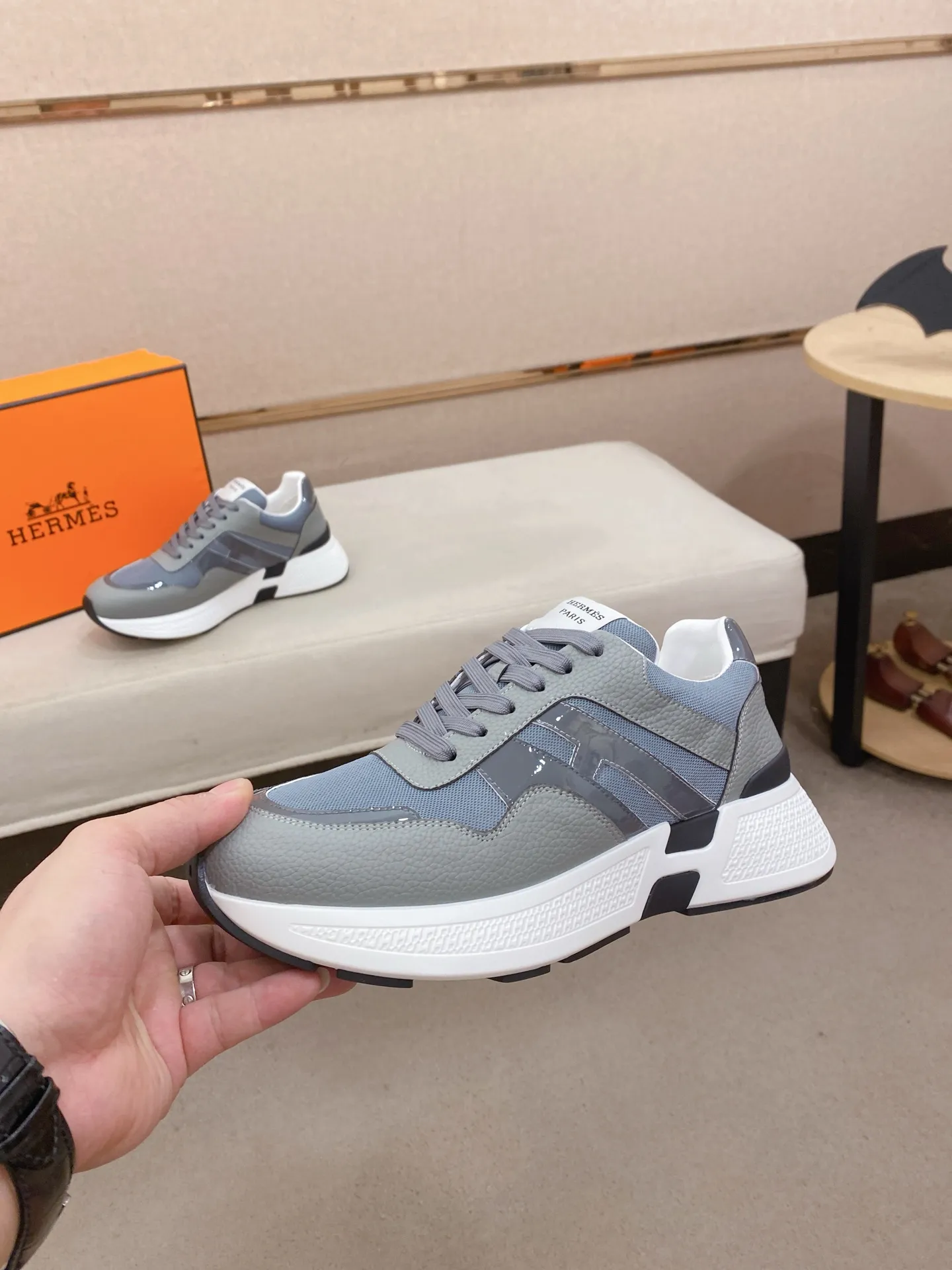 Factory price: 560💰《HERMES》【Classic Original Version】Hermès; Top 🔝 Purchasing Agency 🔍🔍Men's latest 🇺🇸 counters are on sale simultaneously, imported from Italy original ▲▲cowhide ▲▲ (high-end, nobility, class) ) Exquisite workmanship (Italian 🇮🇹 imported water-dyed 🐂 cowhide lining) sole: original sole provided by the original factory, ⚠️exclusive double-layer activity·TPR·rubber·combined molded outsole; super comfortable·wear-resistant·non-slip·environmental protection The real thing is more beautiful if you take the real thing (high quality, follow the order). You can enter and exit the counter at will * Number of yards: 38-44 (45 can be customized and cannot be returned or exchanged)
